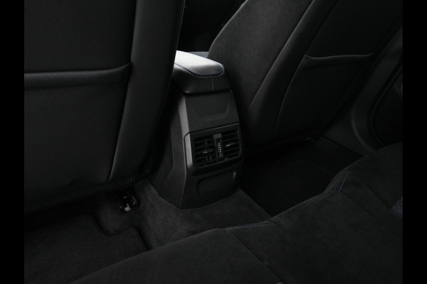 BMW 1-serie M135i xDrive M-Sportpack High Executive Aut. *ALCANTARA-MICROFIBRE | FULL-LED | HEATED-SPORTSEATS | SHIFT-PADDLES | DIGI-COCKPIT | HEAD-UP | NAVI-FULLMAP | DAB+ | PRIVACY-GLASS | AMBIENT-LIGHT | CARBON-INLAY | CARPLAY | 19''ALU*