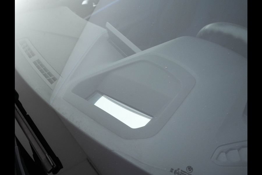 BMW 1-serie M135i xDrive M-Sportpack High Executive Aut. *ALCANTARA-MICROFIBRE | FULL-LED | HEATED-SPORTSEATS | SHIFT-PADDLES | DIGI-COCKPIT | HEAD-UP | NAVI-FULLMAP | DAB+ | PRIVACY-GLASS | AMBIENT-LIGHT | CARBON-INLAY | CARPLAY | 19''ALU*