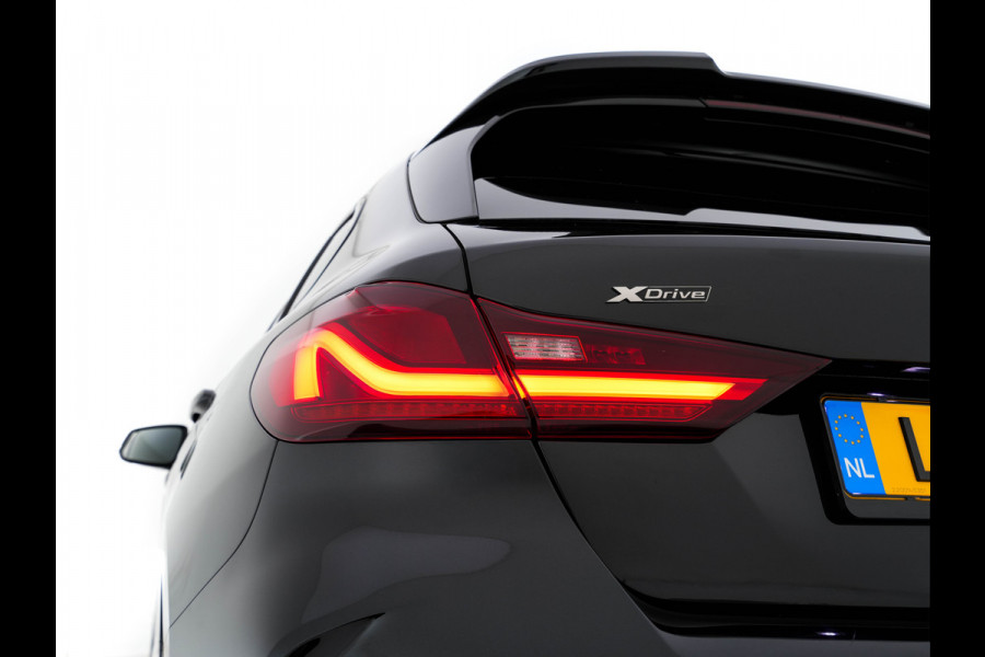 BMW 1-serie M135i xDrive M-Sportpack High Executive Aut. *ALCANTARA-MICROFIBRE | FULL-LED | HEATED-SPORTSEATS | SHIFT-PADDLES | DIGI-COCKPIT | HEAD-UP | NAVI-FULLMAP | DAB+ | PRIVACY-GLASS | AMBIENT-LIGHT | CARBON-INLAY | CARPLAY | 19''ALU*