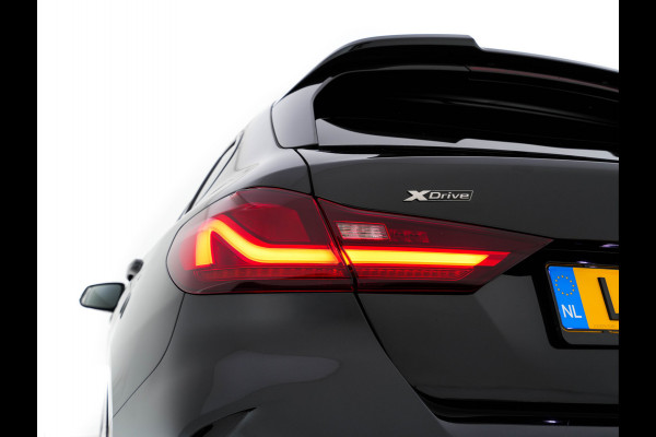 BMW 1-serie M135i xDrive M-Sportpack High Executive Aut. *ALCANTARA-MICROFIBRE | FULL-LED | HEATED-SPORTSEATS | SHIFT-PADDLES | DIGI-COCKPIT | HEAD-UP | NAVI-FULLMAP | DAB+ | PRIVACY-GLASS | AMBIENT-LIGHT | CARBON-INLAY | CARPLAY | 19''ALU*