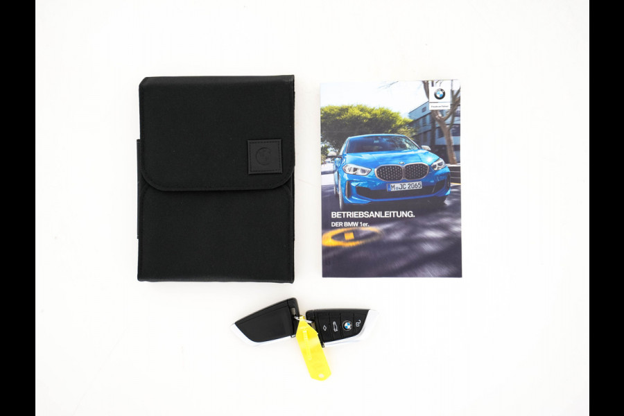 BMW 1-serie M135i xDrive M-Sportpack High Executive Aut. *ALCANTARA-MICROFIBRE | FULL-LED | HEATED-SPORTSEATS | SHIFT-PADDLES | DIGI-COCKPIT | HEAD-UP | NAVI-FULLMAP | DAB+ | PRIVACY-GLASS | AMBIENT-LIGHT | CARBON-INLAY | CARPLAY | 19''ALU*