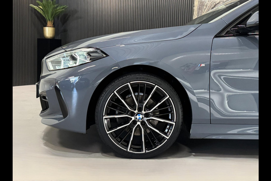 BMW 1-serie 118i M Sport|PANO|SFEER|ALCANTARA|KUIPSTOELEN|BOMVOL