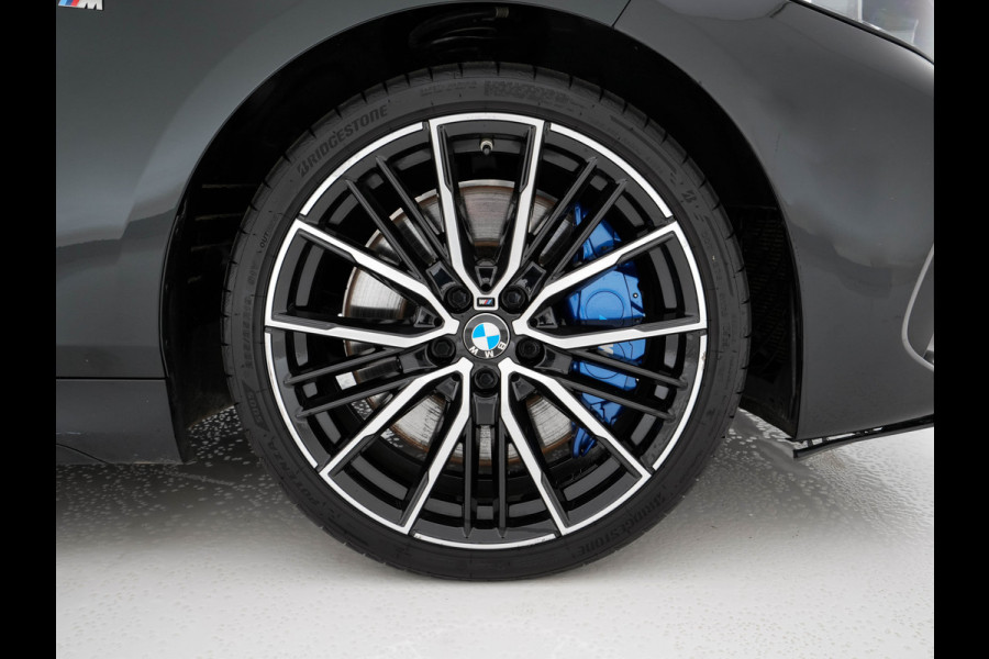 BMW 1-serie M135i xDrive M-Sportpack High Executive Aut. *ALCANTARA-MICROFIBRE | FULL-LED | HEATED-SPORTSEATS | SHIFT-PADDLES | DIGI-COCKPIT | HEAD-UP | NAVI-FULLMAP | DAB+ | PRIVACY-GLASS | AMBIENT-LIGHT | CARBON-INLAY | CARPLAY | 19''ALU*
