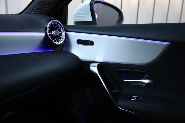 Mercedes-Benz A-Klasse 200 AMG Aut7 | 163PK | Pano | Keyless-go | Sfeerverlichting | Widescreen | Led | Stoelverw. | Camera | NL-Auto | 2018.