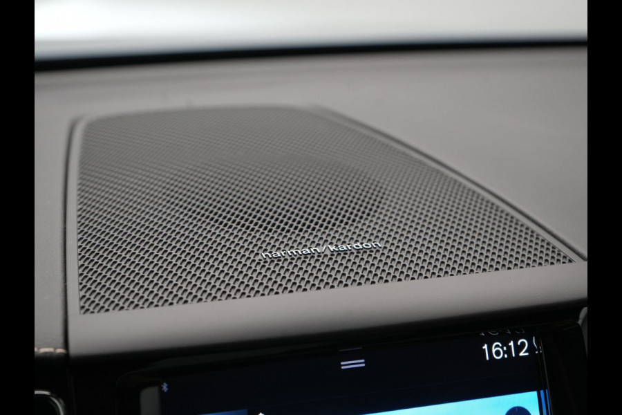 Volvo XC60 Recharge T8 AWD Inscription Plug In Hybrid 391pk Dealer O.H. PHEV | Trekhaak Af Fabriek | Panodak | Adaptive Cruise | Camera | Harman & Kardon | Lederen Sportstoelen Memory & Verwarmd | Apple Carplay | Blis | Stuur Verwarmd | Navigatie |