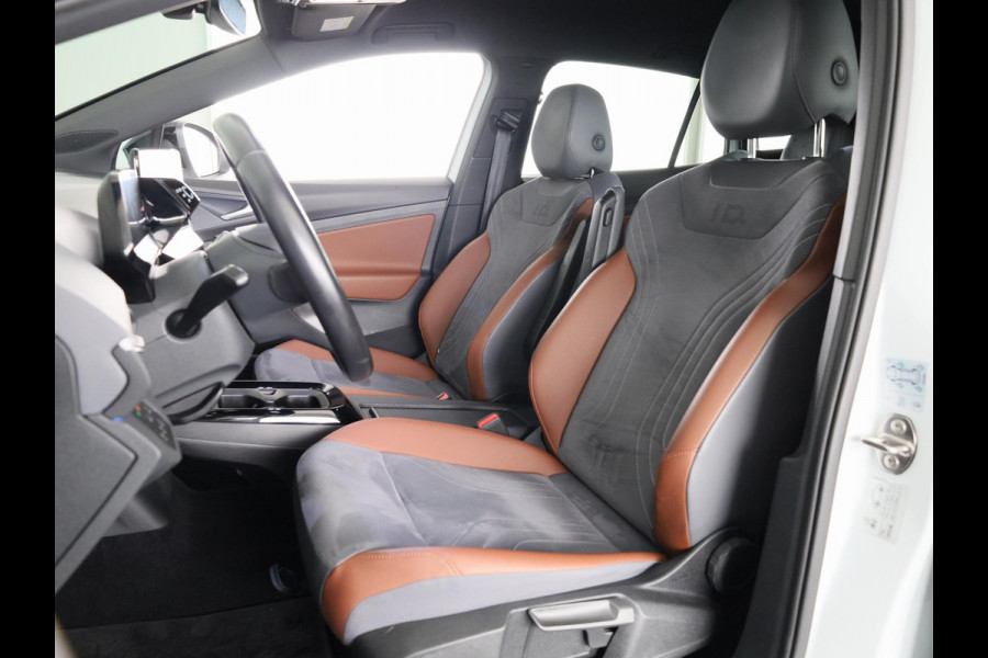 Volkswagen ID.4 First 77 kWh 204 pk | Navigatie | Warmtepomp | Trekhaak (wegklapbaar ) | Parkeersensoren | Achteruitrijcamera | Stoelverwarming |