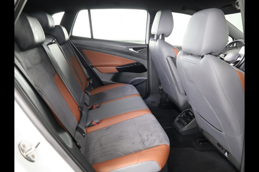 Volkswagen ID.4 First 77 kWh 204 pk | Navigatie | Warmtepomp | Trekhaak (wegklapbaar ) | Parkeersensoren | Achteruitrijcamera | Stoelverwarming |