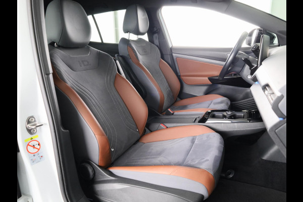 Volkswagen ID.4 First 77 kWh 204 pk | Navigatie | Warmtepomp | Trekhaak (wegklapbaar ) | Parkeersensoren | Achteruitrijcamera | Stoelverwarming |