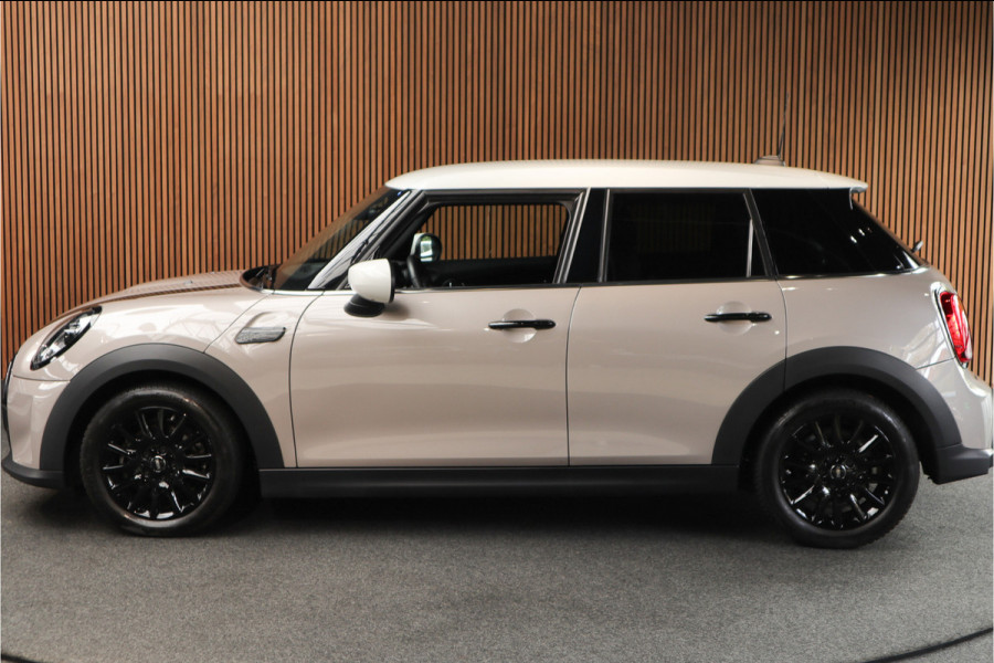 MINI Mini 1.5 Cooper Navi Leer Camera PDC Carplay Keyless LM velgen Zwarte binnenhemel Stoelverwarming Sportstoelen LED BTW auto!