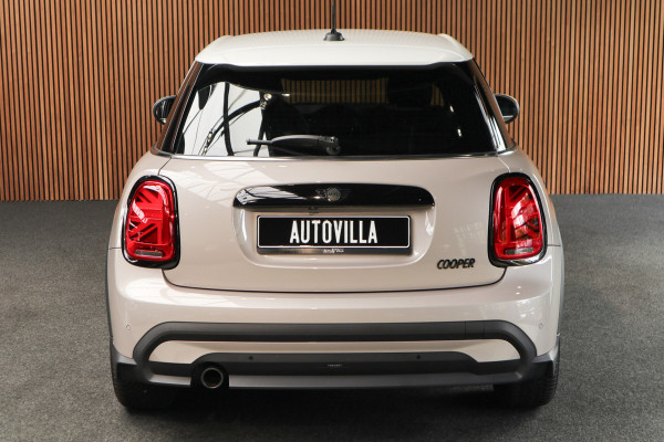 MINI Mini 1.5 Cooper Navi Leer Camera PDC Carplay Keyless LM velgen Zwarte binnenhemel Stoelverwarming Sportstoelen LED BTW auto!