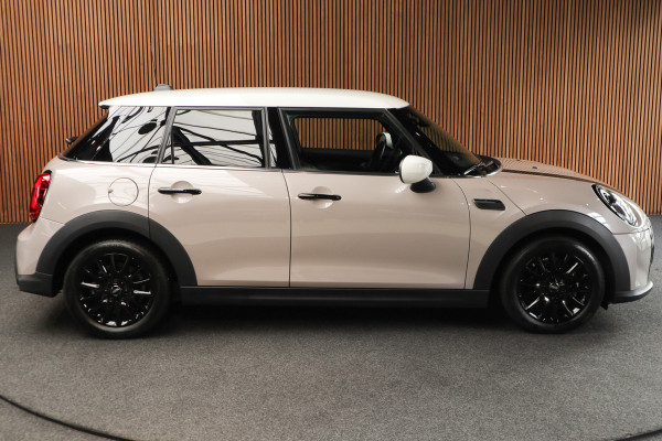 MINI Mini 1.5 Cooper Navi Leer Camera PDC Carplay Keyless LM velgen Zwarte binnenhemel Stoelverwarming Sportstoelen LED BTW auto!