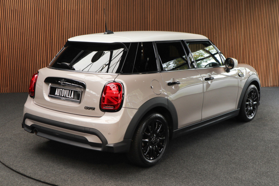 MINI Mini 1.5 Cooper Navi Leer Camera PDC Carplay Keyless LM velgen Zwarte binnenhemel Stoelverwarming Sportstoelen LED BTW auto!