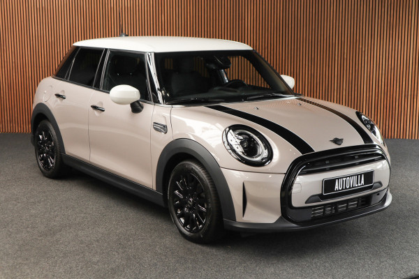 MINI Mini 1.5 Cooper Navi Leer Camera PDC Carplay Keyless LM velgen Zwarte binnenhemel Stoelverwarming Sportstoelen LED BTW auto!