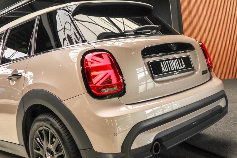 MINI Mini 1.5 Cooper Navi Leer Camera PDC Carplay Keyless LM velgen Zwarte binnenhemel Stoelverwarming Sportstoelen LED BTW auto!