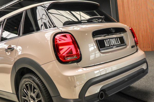 MINI Mini 1.5 Cooper Navi Leer Camera PDC Carplay Keyless LM velgen Zwarte binnenhemel Stoelverwarming Sportstoelen LED BTW auto!