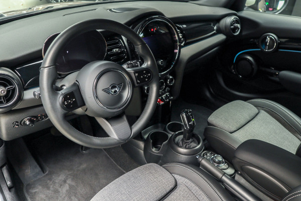 MINI Mini 1.5 Cooper Navi Leer Camera PDC Carplay Keyless LM velgen Zwarte binnenhemel Stoelverwarming Sportstoelen LED BTW auto!