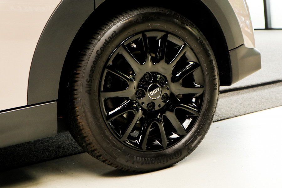 MINI Mini 1.5 Cooper Navi Leer Camera PDC Carplay Keyless LM velgen Zwarte binnenhemel Stoelverwarming Sportstoelen LED BTW auto!