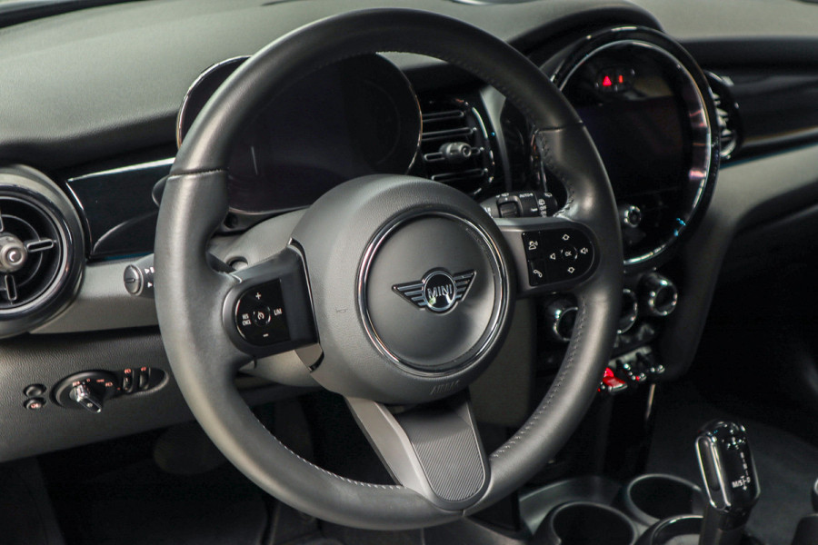 MINI Mini 1.5 Cooper Navi Leer Camera PDC Carplay Keyless LM velgen Zwarte binnenhemel Stoelverwarming Sportstoelen LED BTW auto!