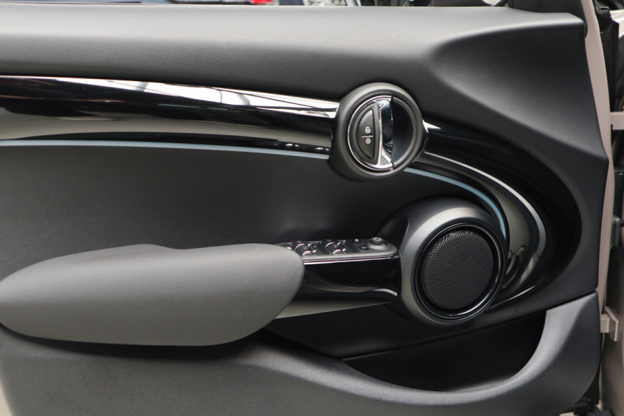 MINI Mini 1.5 Cooper Navi Leer Camera PDC Carplay Keyless LM velgen Zwarte binnenhemel Stoelverwarming Sportstoelen LED BTW auto!