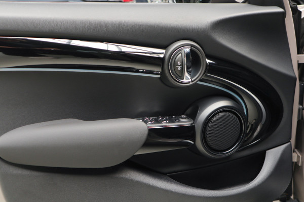 MINI Mini 1.5 Cooper Navi Leer Camera PDC Carplay Keyless LM velgen Zwarte binnenhemel Stoelverwarming Sportstoelen LED BTW auto!