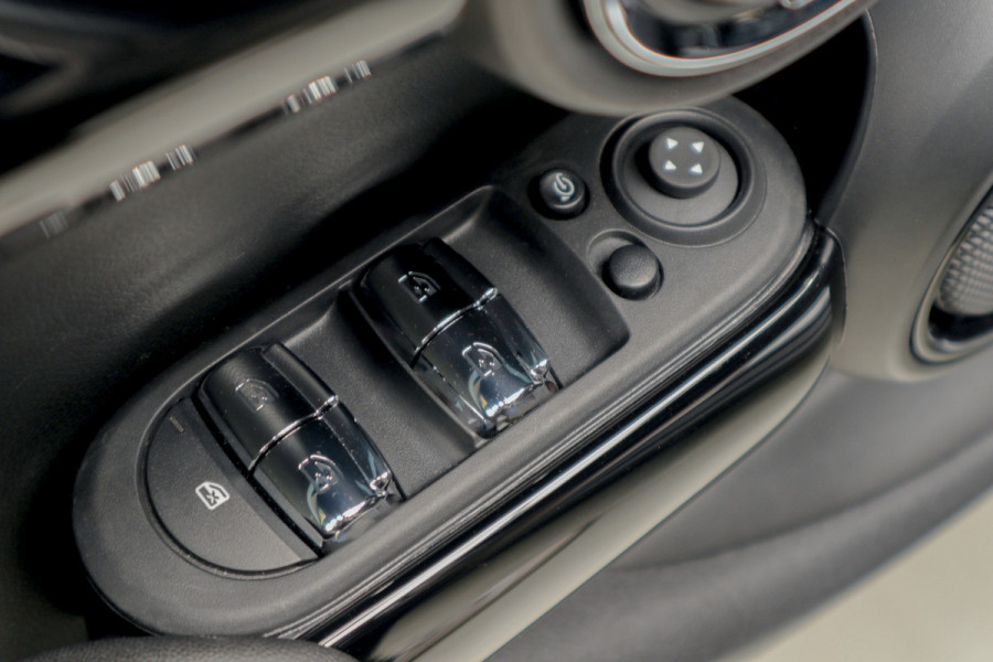 MINI Mini 1.5 Cooper Navi Leer Camera PDC Carplay Keyless LM velgen Zwarte binnenhemel Stoelverwarming Sportstoelen LED BTW auto!