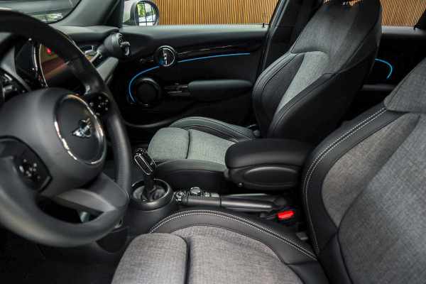 MINI Mini 1.5 Cooper Navi Leer Camera PDC Carplay Keyless LM velgen Zwarte binnenhemel Stoelverwarming Sportstoelen LED BTW auto!