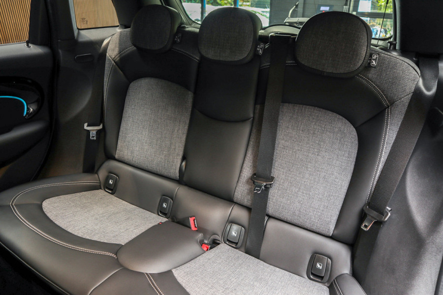 MINI Mini 1.5 Cooper Navi Leer Camera PDC Carplay Keyless LM velgen Zwarte binnenhemel Stoelverwarming Sportstoelen LED BTW auto!