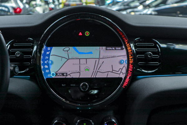 MINI Mini 1.5 Cooper Navi Leer Camera PDC Carplay Keyless LM velgen Zwarte binnenhemel Stoelverwarming Sportstoelen LED BTW auto!