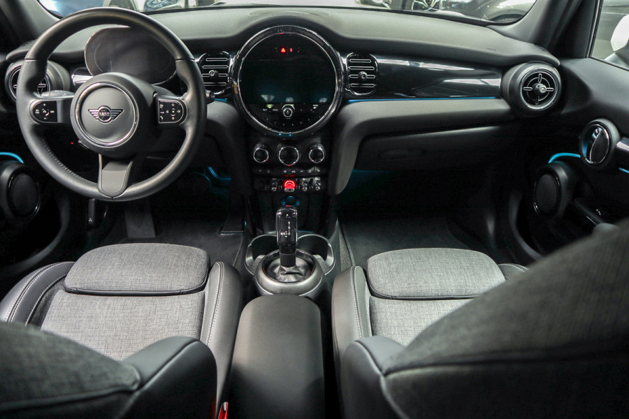 MINI Mini 1.5 Cooper Navi Leer Camera PDC Carplay Keyless LM velgen Zwarte binnenhemel Stoelverwarming Sportstoelen LED BTW auto!