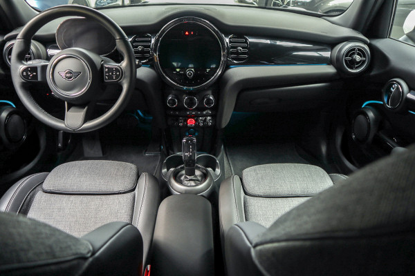 MINI Mini 1.5 Cooper Navi Leer Camera PDC Carplay Keyless LM velgen Zwarte binnenhemel Stoelverwarming Sportstoelen LED BTW auto!