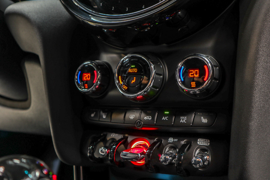 MINI Mini 1.5 Cooper Navi Leer Camera PDC Carplay Keyless LM velgen Zwarte binnenhemel Stoelverwarming Sportstoelen LED BTW auto!