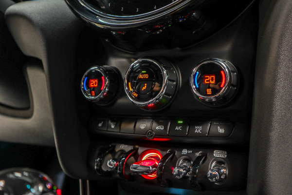 MINI Mini 1.5 Cooper Navi Leer Camera PDC Carplay Keyless LM velgen Zwarte binnenhemel Stoelverwarming Sportstoelen LED BTW auto!