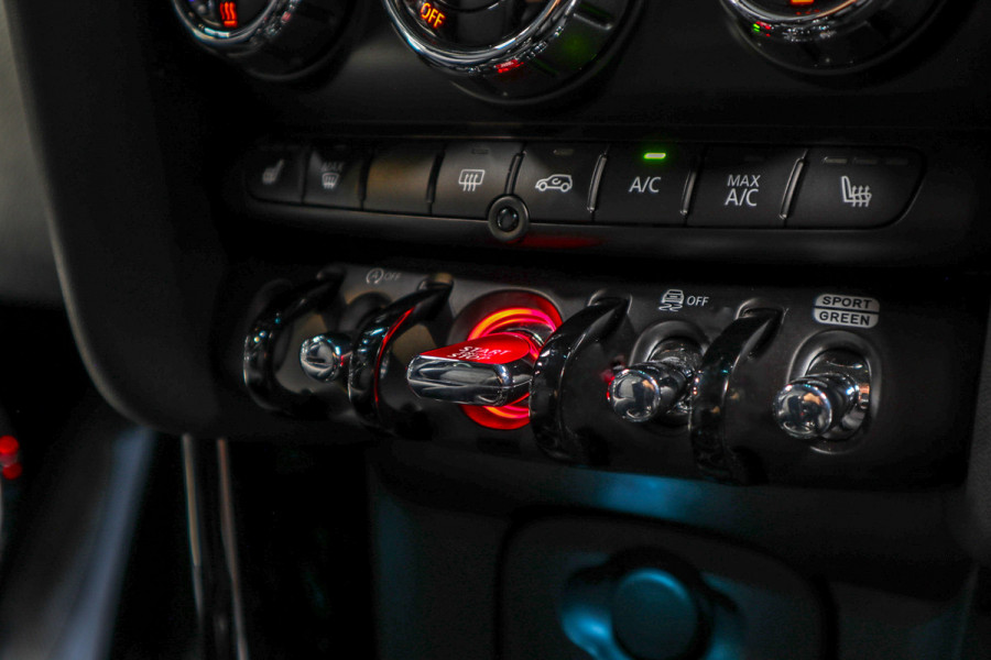 MINI Mini 1.5 Cooper Navi Leer Camera PDC Carplay Keyless LM velgen Zwarte binnenhemel Stoelverwarming Sportstoelen LED BTW auto!