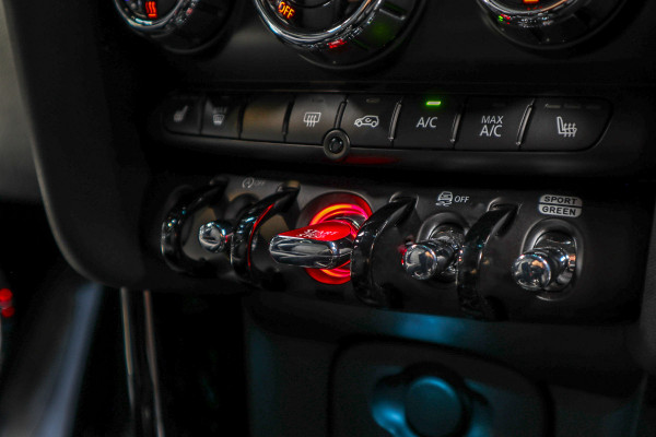 MINI Mini 1.5 Cooper Navi Leer Camera PDC Carplay Keyless LM velgen Zwarte binnenhemel Stoelverwarming Sportstoelen LED BTW auto!