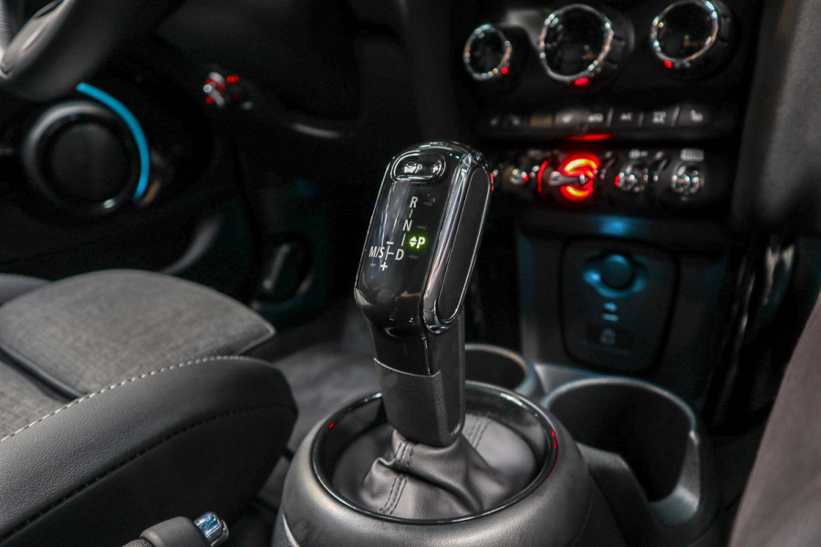 MINI Mini 1.5 Cooper Navi Leer Camera PDC Carplay Keyless LM velgen Zwarte binnenhemel Stoelverwarming Sportstoelen LED BTW auto!