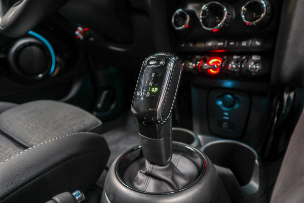 MINI Mini 1.5 Cooper Navi Leer Camera PDC Carplay Keyless LM velgen Zwarte binnenhemel Stoelverwarming Sportstoelen LED BTW auto!