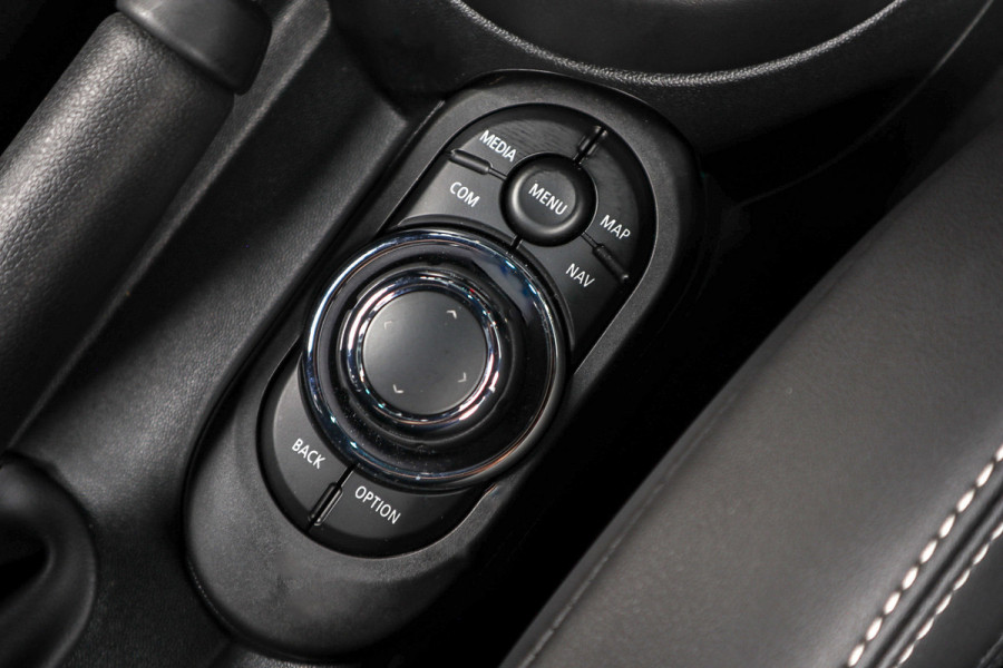 MINI Mini 1.5 Cooper Navi Leer Camera PDC Carplay Keyless LM velgen Zwarte binnenhemel Stoelverwarming Sportstoelen LED BTW auto!