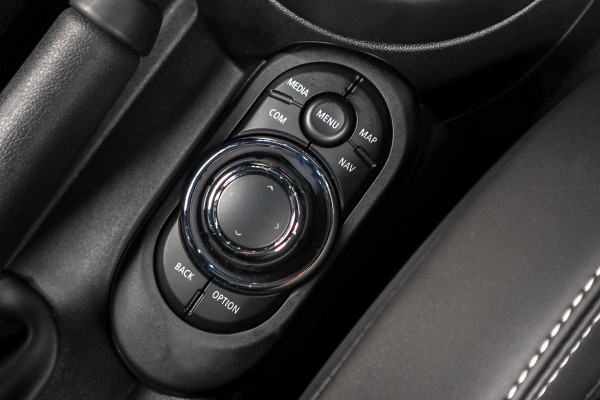 MINI Mini 1.5 Cooper Navi Leer Camera PDC Carplay Keyless LM velgen Zwarte binnenhemel Stoelverwarming Sportstoelen LED BTW auto!