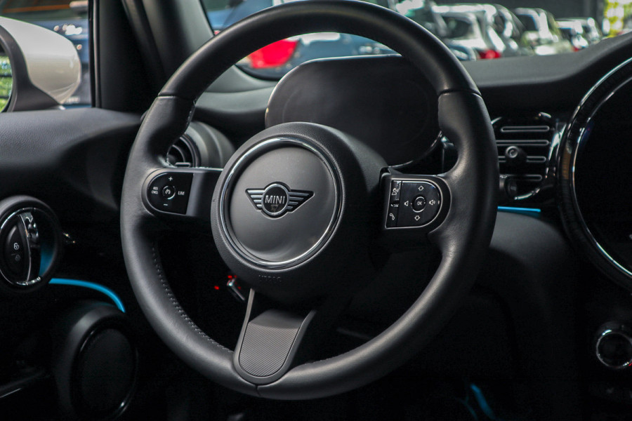 MINI Mini 1.5 Cooper Navi Leer Camera PDC Carplay Keyless LM velgen Zwarte binnenhemel Stoelverwarming Sportstoelen LED BTW auto!