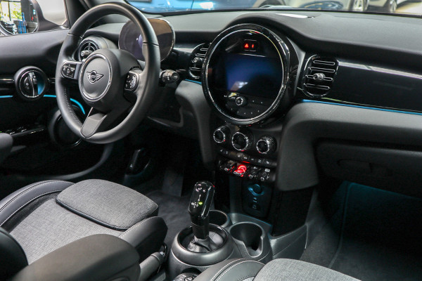 MINI Mini 1.5 Cooper Navi Leer Camera PDC Carplay Keyless LM velgen Zwarte binnenhemel Stoelverwarming Sportstoelen LED BTW auto!