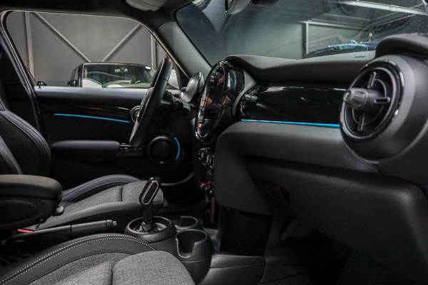 MINI Mini 1.5 Cooper Navi Leer Camera PDC Carplay Keyless LM velgen Zwarte binnenhemel Stoelverwarming Sportstoelen LED BTW auto!