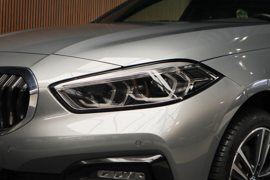 BMW 1-serie 118i Sport-line Aut. Leer Navi ACC Camera PDC Climate Zwarte hemelbekleding LM velgen BTW auto