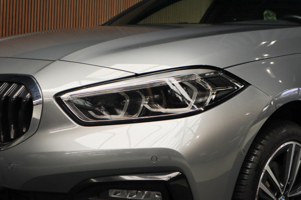 BMW 1-serie 118i Sport-line Aut. Leer Navi ACC Camera PDC Climate Zwarte hemelbekleding LM velgen BTW auto