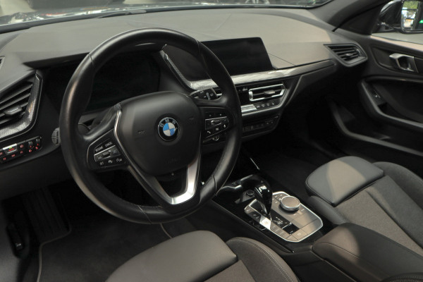 BMW 1-serie 118i Sport-line Aut. Leer Navi ACC Camera PDC Climate Zwarte hemelbekleding LM velgen BTW auto