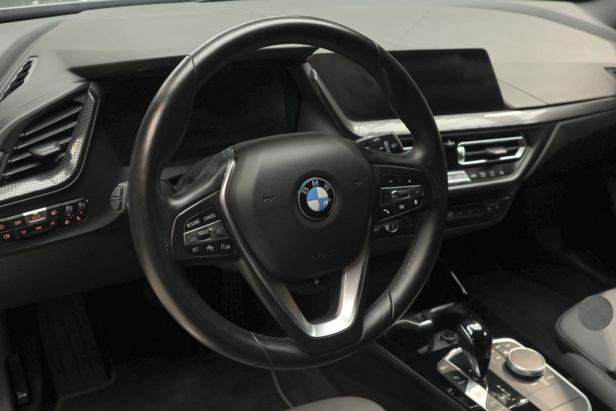 BMW 1-serie 118i Sport-line Aut. Leer Navi ACC Camera PDC Climate Zwarte hemelbekleding LM velgen BTW auto