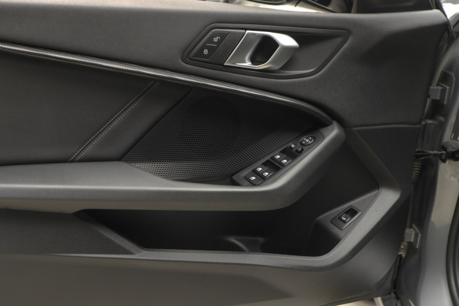 BMW 1-serie 118i Sport-line Aut. Leer Navi ACC Camera PDC Climate Zwarte hemelbekleding LM velgen BTW auto