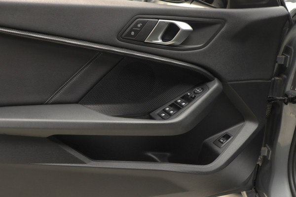 BMW 1-serie 118i Sport-line Aut. Leer Navi ACC Camera PDC Climate Zwarte hemelbekleding LM velgen BTW auto