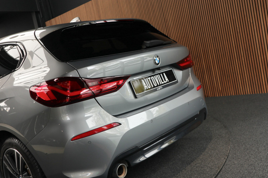 BMW 1-serie 118i Sport-line Aut. Leer Navi ACC Camera PDC Climate Zwarte hemelbekleding LM velgen BTW auto