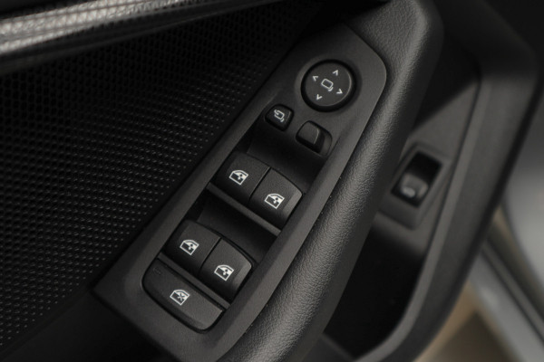 BMW 1-serie 118i Sport-line Aut. Leer Navi ACC Camera PDC Climate Zwarte hemelbekleding LM velgen BTW auto