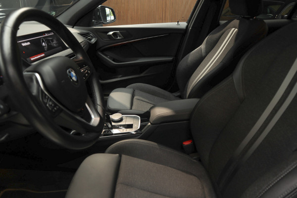 BMW 1-serie 118i Sport-line Aut. Leer Navi ACC Camera PDC Climate Zwarte hemelbekleding LM velgen BTW auto